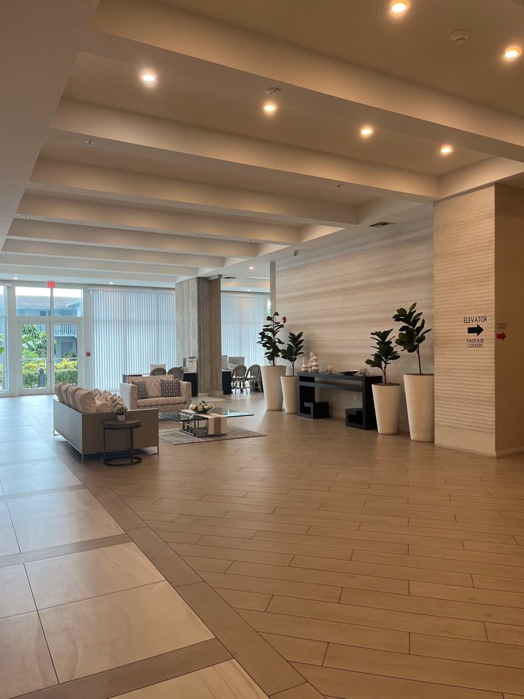 HOLLYWOOD EAST APARTMENTS Updated October 2024 35 Photos & 10 Reviews 2165 Van Buren St