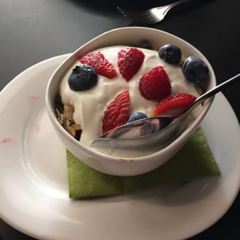 Lumen - Müsli mit Joghurt und Früchten - International Near Me - Stuttgart, BW