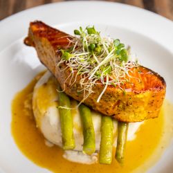 Versace - Filete de salmon ,grilled samon filet served with mashed potato and asparagus