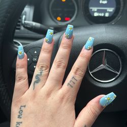 Gloss Time Salon - The design just looks like a bunch of dots. And pay attention to the shape in this hand