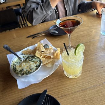 foothill - spicy spinach dip, 626 manhattan, mango sticky rice cocktail - New American Near Me - Pasadena, California