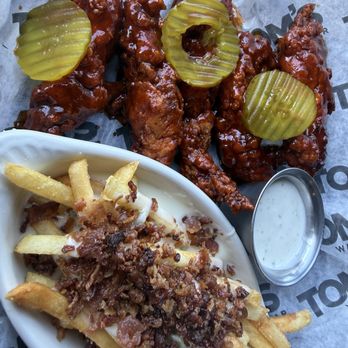 Tom's Watch Bar - Nashville hot chicken and loaded fries - American Near Me - Inglewood, California Tom's Watch Bar - Nashville hot chicken and loaded fries - American Near Me - Inglewood, California