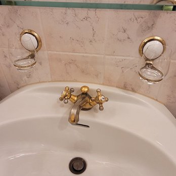 Hotel Wilder Mann - Mit güldenem Wasserhähne wäscht er sich auch nicht anders die Hände rein... - Hotels Near Me