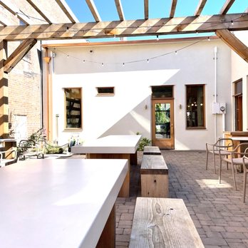 Goldie's - Outside seating area - Juice Bars & Smoothies Near Me - Chelan, Washington