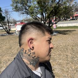 Clippers Barber Shop - JAYTEEFADEZ's Haircut Young Barber in the Last Chair‼