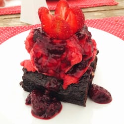 La Rouge - Brownie com sorvete e calda de frutas vermelhas