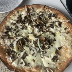 Peak Cellars - Gluten friendly mushroom pizza