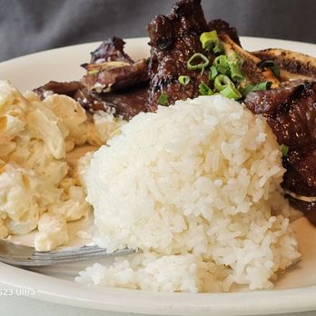 Eagle Cafe - Kalbi ribs with rice and potato mac salad - Breakfast & Brunch Near Me - Honolulu, Hawaii