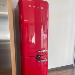 Absolute Appliances Showcase - Smeg Refrigerator