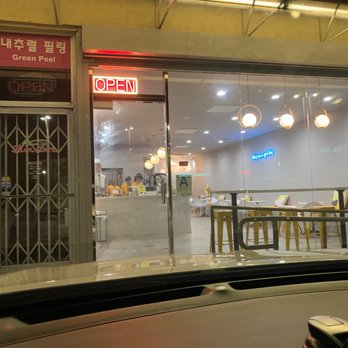 Sunright Tea Studio - 9:4PM Saturday night. The store is completely empty. People are not coming due to tea quality and Service are getting worse each day. - Bubble Tea Near Me - Diamond Bar, California
