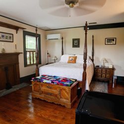 The Sidecar Inn Bed & Breakfast - Virage de Mulsanne Bedroom