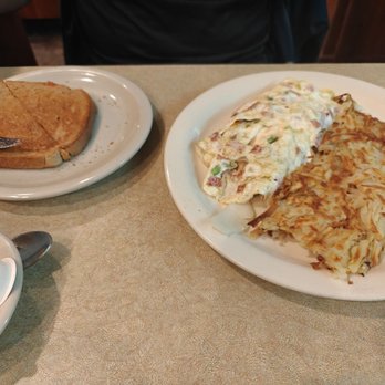 Bill's Cafe - Omelette, hash brown and toast. - American Near Me - San Jose, California