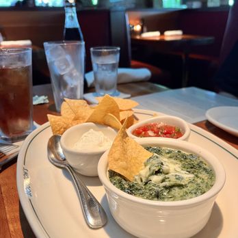 Houston's Restaurant - Spinach and Artichoke Dip - American Near Me - Pompano Beach, Florida
