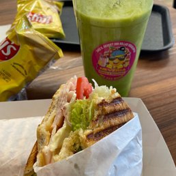 Ham and Turkey panini con Jugo Verde Jugos Naturale