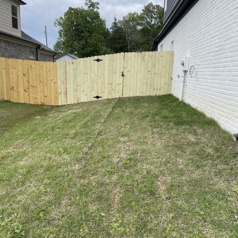 Rowe lawncare - a fence in a backyard - Lawn Services Near Me Rowe lawncare - a fence in a backyard - Lawn Services Near Me
