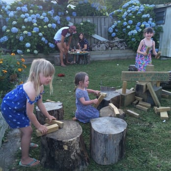 The Pour House - Our girls providing some nice bush tunes LOL! - Breweries Near Me - Hahei, WKO