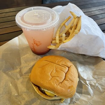 Burger Bar Congress - Cheeseburger Sandwich with a Strawberry Lemonade - Burgers Near Me - Austin, Texas