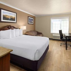Ramada by Wyndham Moses Lake - Guest room