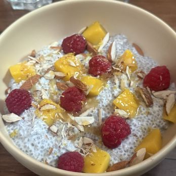 Café Nin - Chia pudding with mango, raspberries, almonds, coconut flakes & honey - Breakfast & Brunch Near Me - Juárez, DIF Café Nin - Chia pudding with mango, raspberries, almonds, coconut flakes & honey - Breakfast & Brunch Near Me - Juárez, DIF