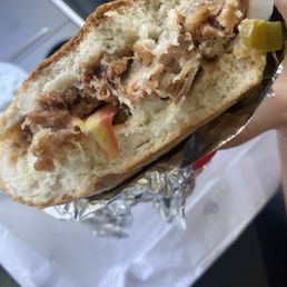 Torta de chicharrón con queso, tomate, lechuga, chile en vinagre