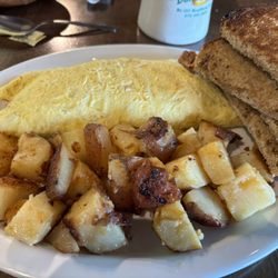 Duffy's Diner - The Hilly Omelette (homemade corned beef and cheese) with hash browns and toast