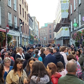 The Temple Bar - The crazy streets of the Temple Bar District around 7pm on a Friday evening. - Pubs Near Me - Dublin, D