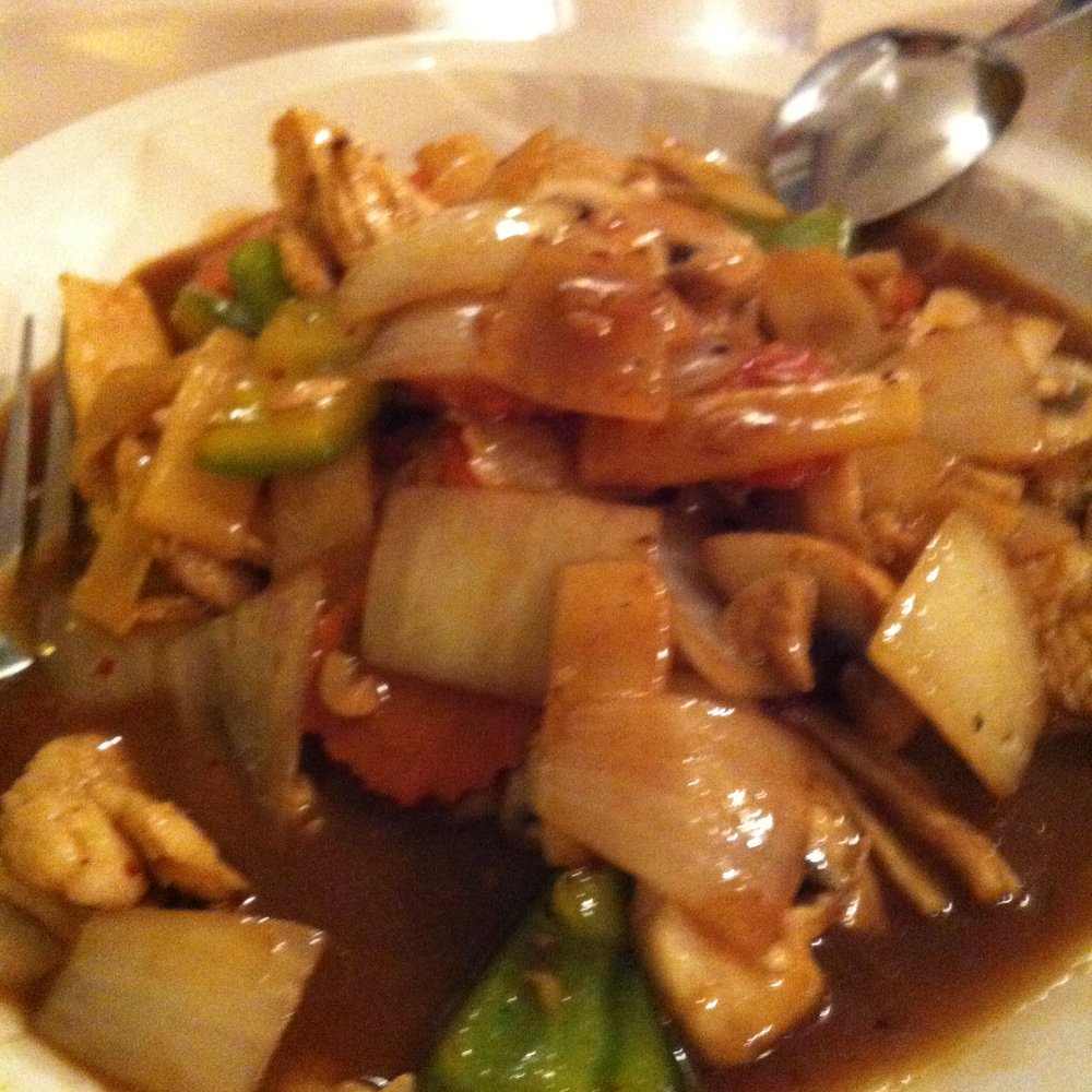 Thara Thai - Garlic Stir Fried w/ Chicken - Thai Near Me - Champaign, Illinois Thara Thai - Garlic Stir Fried w/ Chicken - Thai Near Me - Champaign, Illinois
