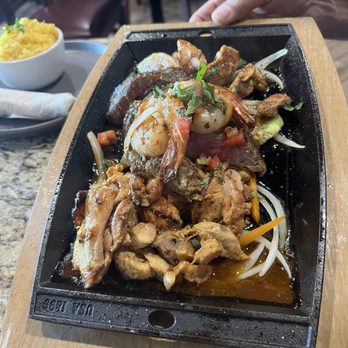 Olla Cafe & Bar - Fajitas Mixtas with shrimp, beef and chicken. Came with rice and tortillas - Latin American Near Me - Stafford, Virginia