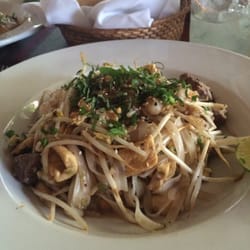 El Murmullo - Delicious mixed pad thai