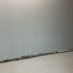 Not well maintained walls and no baseboards