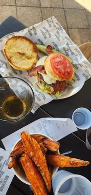 Burgers & Shakes by null
