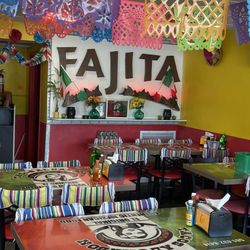 Tacos Al Carbon - Lake Worth - Dining area very colorful me like