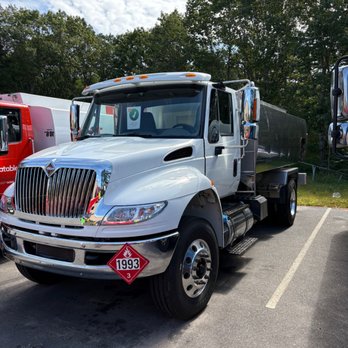 Arrow Oil Company - Arrow Oil Company fuel delivery truck providing reliable heating oil and kerosene service throughout Southern Maine. - Utilities Near Me - Biddeford, Maine Arrow Oil Company - Arrow Oil Company fuel delivery truck providing reliable heating oil and kerosene service throughout Southern Maine. - Utilities Near Me - Biddeford, Maine