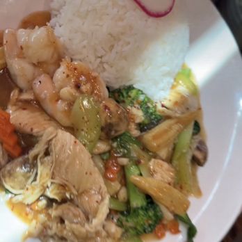 SriThai Thai Kitchen & Sushi Bar -Emory - Chicken  &  breast Spicy Basil Thai?!?!!?!   Looks good. Tastes - Sushi Bars Near Me - Atlanta, Georgia