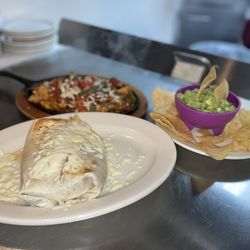 Los Tres Lagos - Burrito suizo, fajitas, guacamole and chips