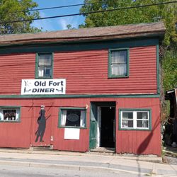 Ye Old Fort Diner - Exterior of building