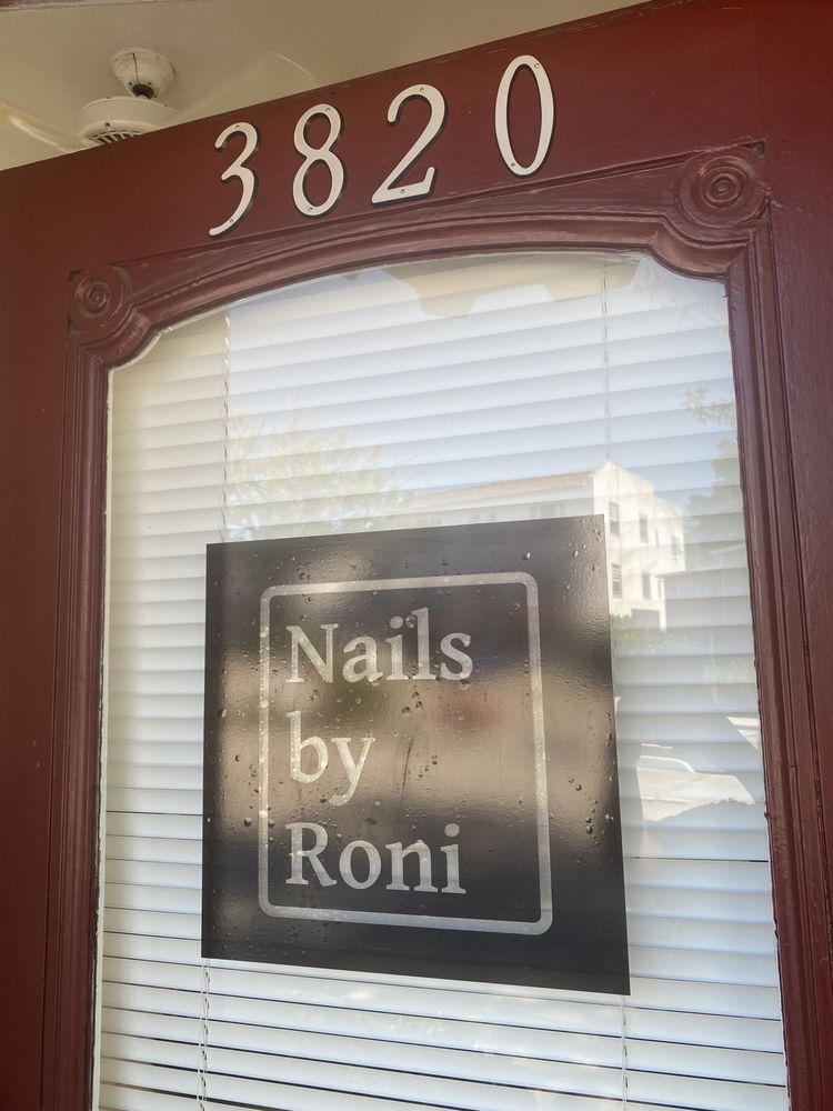 Nails by Roni Logo