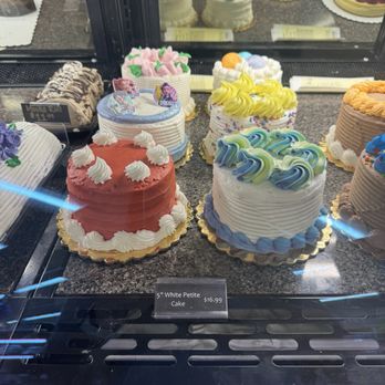 Safeway - Premade designed mini cakes in the store. - Grocery Near Me - Kaneohe, Hawaii