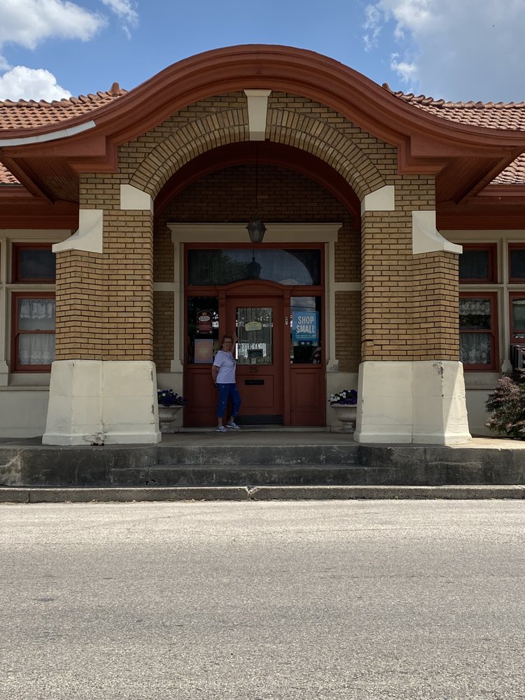 THE WHISTLE STOP SHOP Updated September 2024 25 Charles St, Middletown, Ohio Arts & Crafts