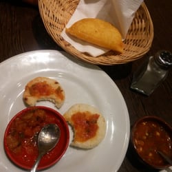 Los Recuerdos - Arepitas con Hogao (muy buen hogao) y empanada