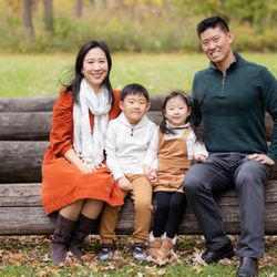 Gugwa - Fall family portraits and holiday card photos with gugwa. Explore our outdoor fall mini sessions at Glenview Woods and Chicago LaBagh Woods.