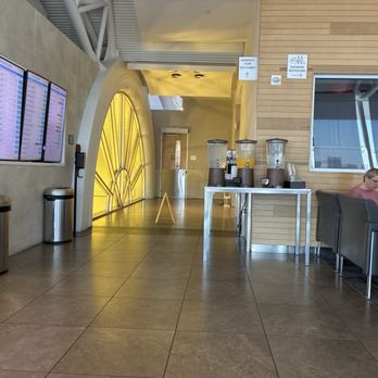 Admirals Club - Entrance way - Airport Lounges Near Me - Nashville, Tennessee Admirals Club - Entrance way - Airport Lounges Near Me - Nashville, Tennessee