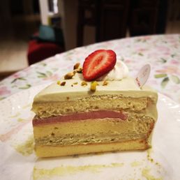 Pistachio strawberry cake
