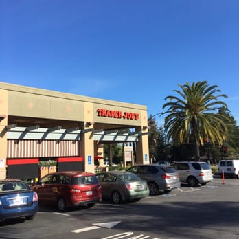 Trader Joe's - Sunny Saturday shopping - Grocery Near Me - Los Altos, California