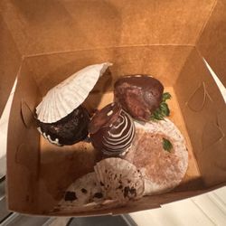 Vegas Bakery - Chocolate covered strawberries