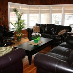 Cedar Shores - Comfortable living room with fireplace