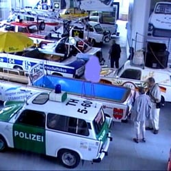Trabi Paradies - Trabi Polizeiauto, daneben Trabi mot Pool.