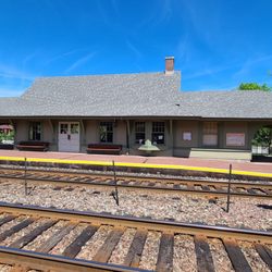 Golf Metra Rail Station