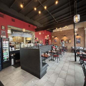 Amici's Restaurant - Dining space to the right upon entry - Pizza Near Me - Maywood, New Jersey Amici's Restaurant - Dining space to the right upon entry - Pizza Near Me - Maywood, New Jersey