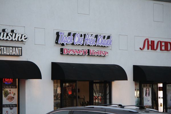 Thạch Chè Hiển Khánh by null